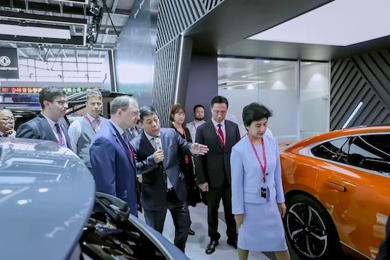 东风进出口公司俄罗斯区域营销中心还与当地合作伙伴签署了战略合作协议