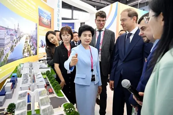 开幕式后，曼图罗夫、梁惠玲等与会嘉宾到大会展览区巡展，并与参展企业现场交流